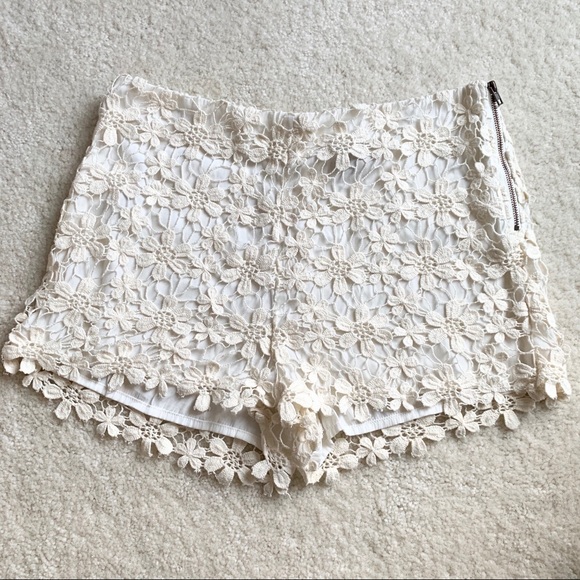 Z Supply Pants - Z Supply Cream Crochet Flower Shorts size 29